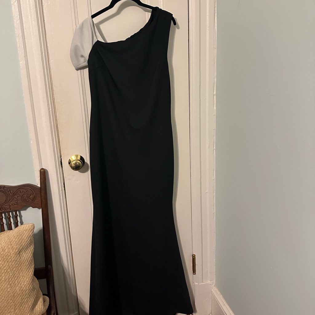 Badgley Mischka Black And White One-Shoulder Trumpet Gown
